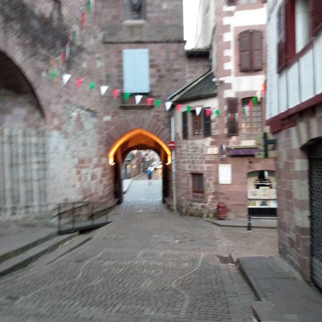 Start durch das Tor  auf gehts über den Pass nach Spanien 