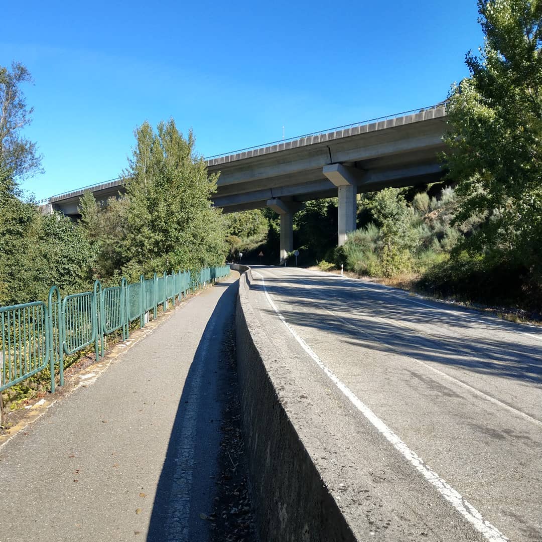 Das von Harpe Kerkeling so "geliebte" Stück an der Strasse entlang... Ging waren nur ca. 7 km... Bissel mehr als ne Stunde 