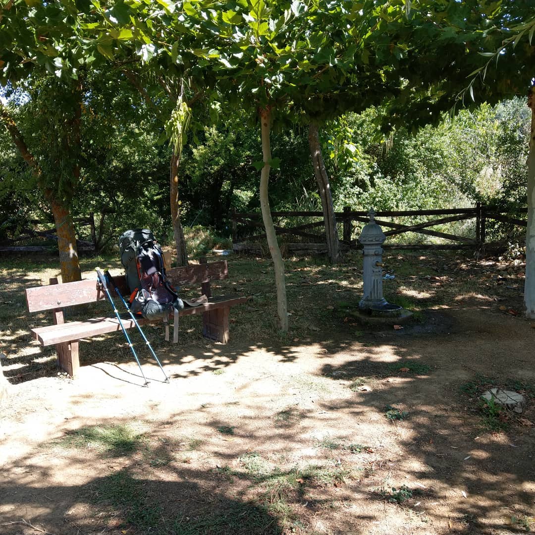 Eine Oase am Wegesrand mit Schatten und Wasser 