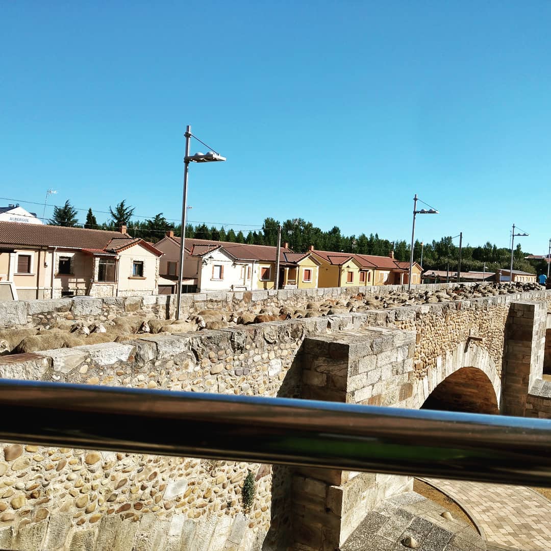 .... Gegenverkehr auf der Brücke 