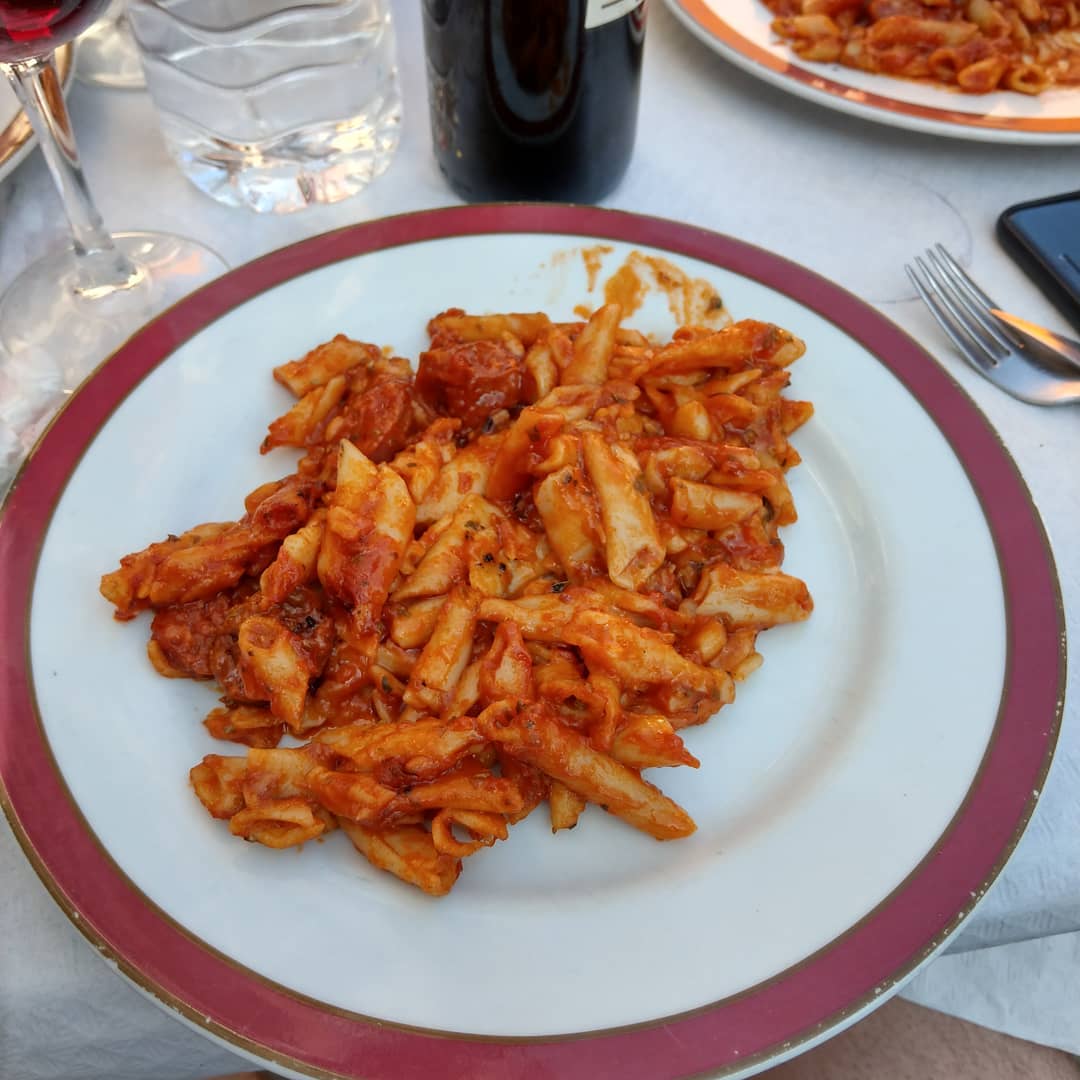 Nudeln sind immer ganz OK, der Rest vom Menü ist so lala und der Wein schmeckt nach nix. Werde wieder einen Bogen um sowas machen.. 