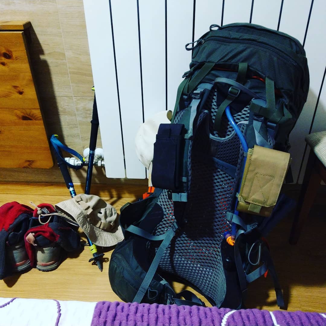 Tschaka !!! 42 km am Stück mit min 12 kg Gepäck.  Die Füsse  sind platt aber die Muskeln sind OK und keine neuen Blasen, Sehr sehr geil 