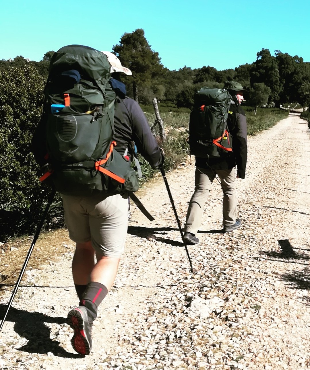 Kleiner Mann und großer Rucksack 