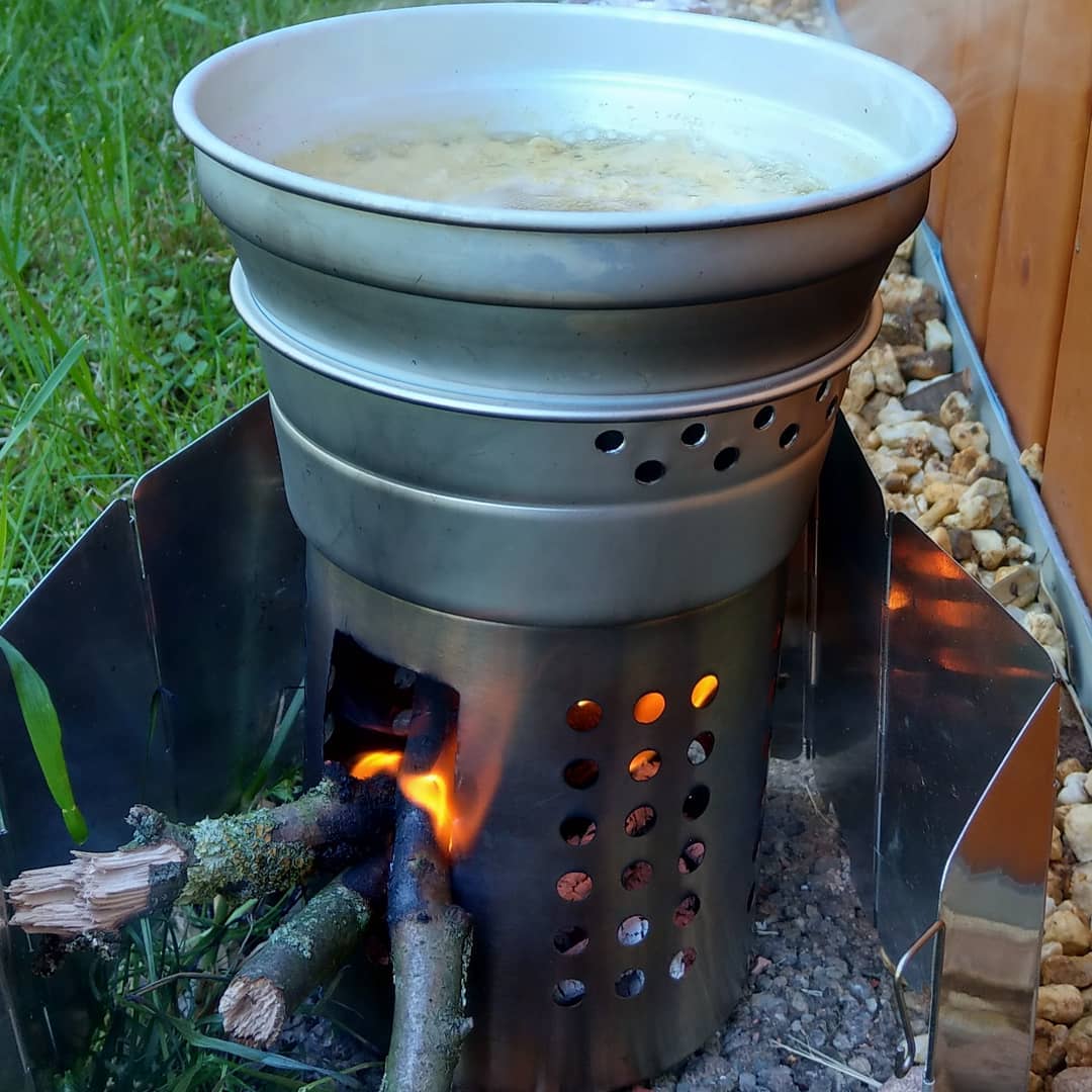 Hobo Test. Im Garten habe ich meinen IKEA Hobo mit dem Miltec Kochset kombiniert. Es hat gut funktioniert 😀 