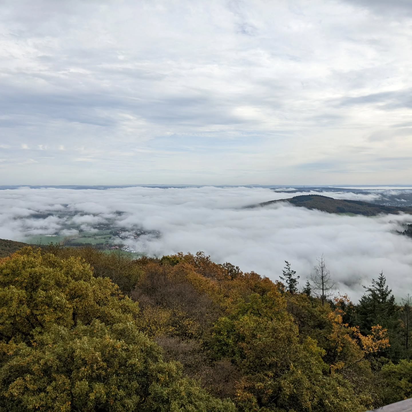 Passend zum Wetter jetzt, der Blick vom Rimbergturm aufs Lahntal